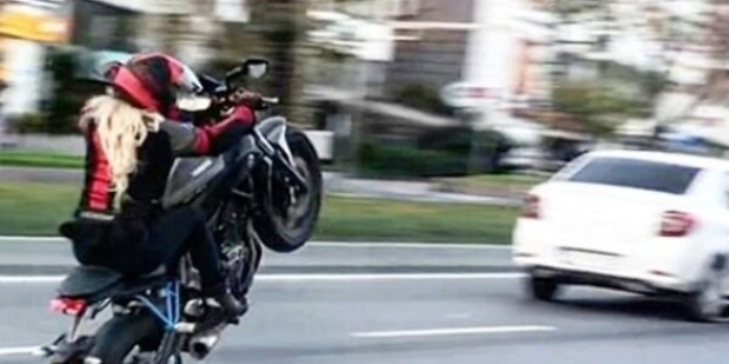 Motosikletli kadın maganda trafikte tehlike saçtı