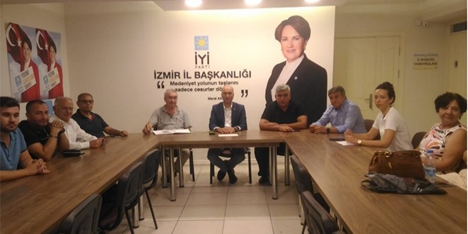 �Y� Parti �zmir �l Ba�kan� ve 140 ki�i istifa etti