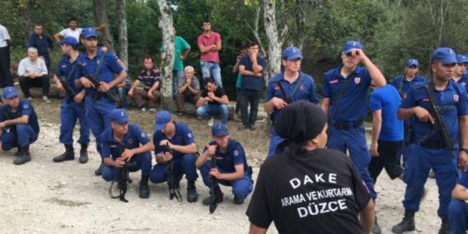 Motosikletine aldığı evden kaçan kızı ailesine teslim etti