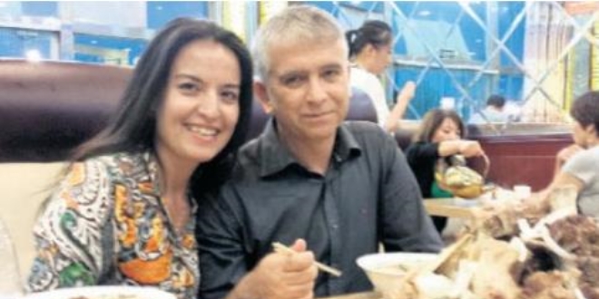 Profesör eşinin alıkonulmasına tepki gösterdi