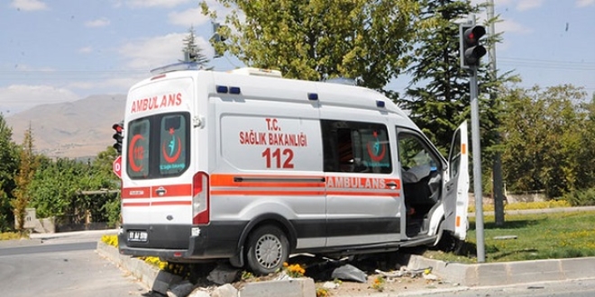 Ambulans ile otomobil çarpıştı: 4 yaralı