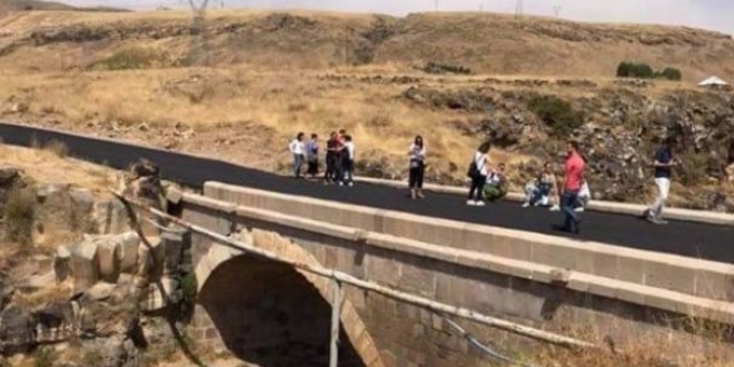 Van'da tarihi köprüye asfalt döktüler