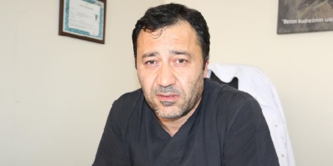 Babasının ölüm haberini veren doktora saldırdı
