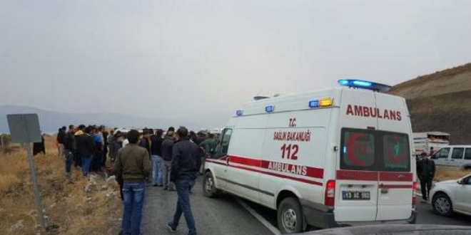 Bitlis'te trafik kazas: 2 l, 2 yaral