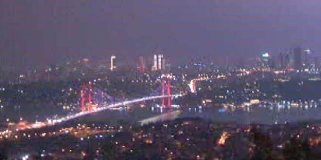 İstanbul'da şimşekler geceyi aydınlattı