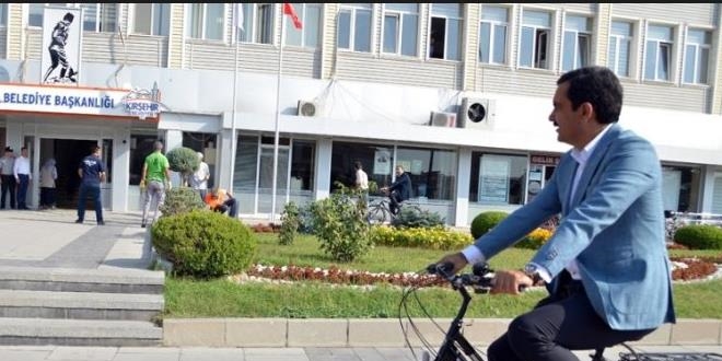 Belediye Bakan makam arac yerine bisiklet kullanyor
