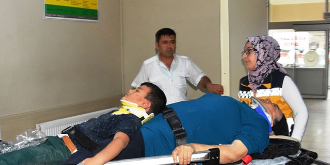Otomobil şarampole devrildi: 1'i bebek, 2'si çocuk 7 yaralı
