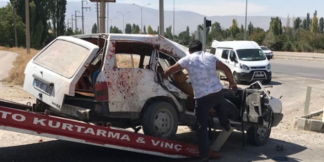 Otomobil ile traktör çarpıştı: 1'i ağır 4 yaralı