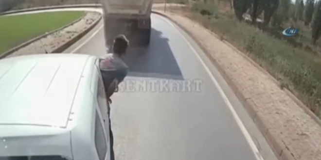 Kamyonu, içinde yolcu olan aracın üzerine sürdü