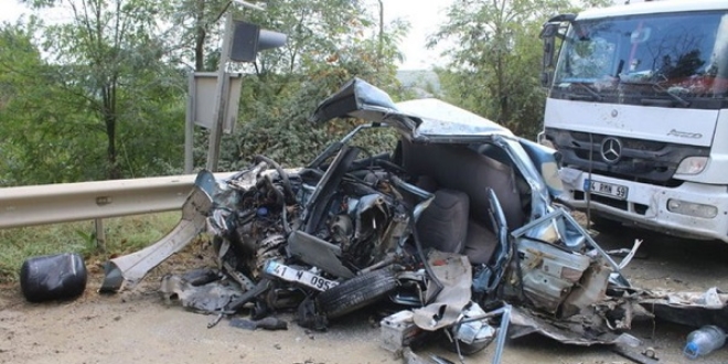 Kocaeli'de trafik kazas�: 1 �l�, 1 yaral�