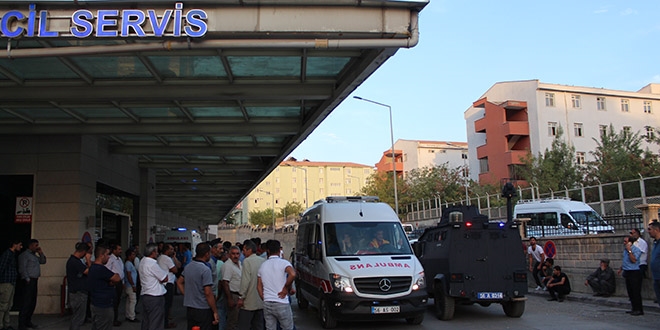 Siirt'te tar�m arac� devrildi: 2 �l�, 9 yaral�