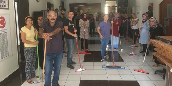 Okul müdürü ve öğretmenler okul temizliği yaptı