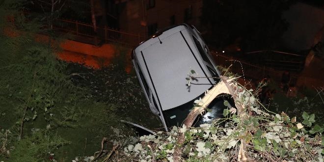 Kağıthane'de otomobil istinat duvarında asılı kaldı