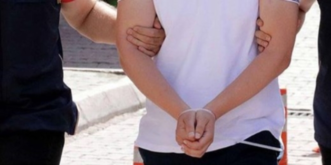 Polis aracını çalmaya çalışırken yakalandılar