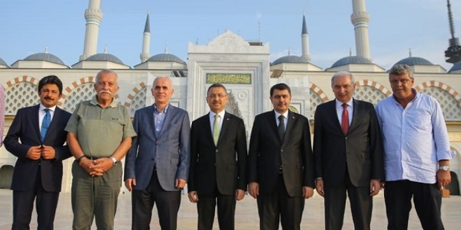Fuat Oktay Çamlıca Camisi'nde incelemelerde bulundu