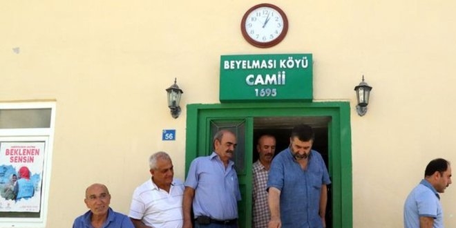 Elazığ'da cuma namazı çıkışı kediler için mama parası toplandı