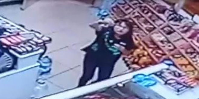 Küçük çocuk kameraya dönüp, parayı gösterdi