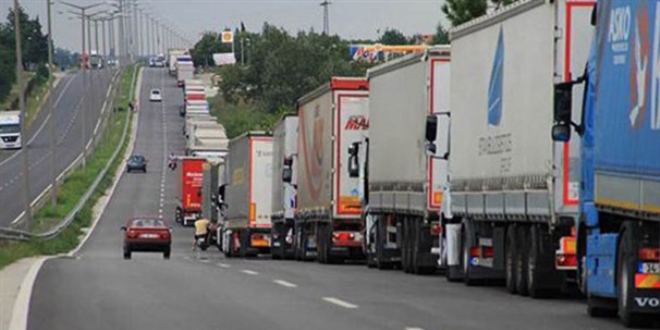 Kapıkule'de 10 kilometrelik tır kuyruğu