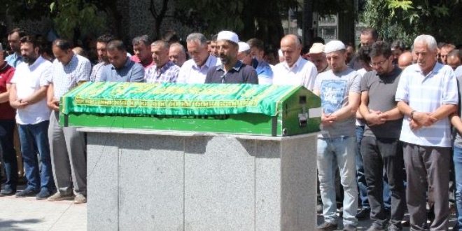 Halı sahada kalp krizi geçiren öğretmen öldü
