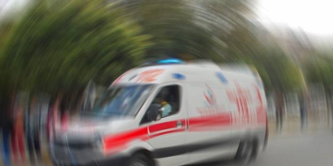 Ambulans mahsur kald�, metrob�s yolu suyla doldu