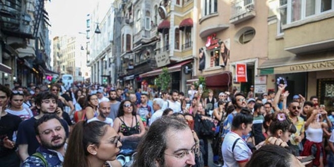 �stanbul'da izinsiz g�steriye polis m�dahalesi