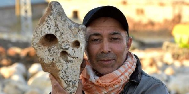 �nsana benzeyen ta�lar� topluyor