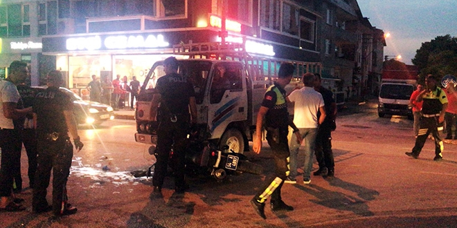 Kamyonet yunus polisleriyle çarpıştı: 2 polis yaralı