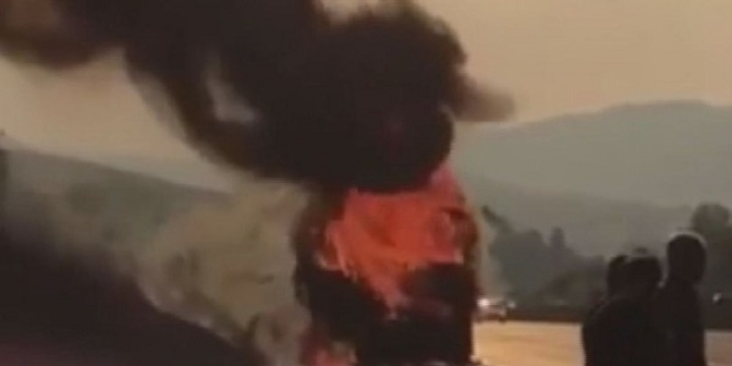 Seyir halindeki TIR alev alev yandı