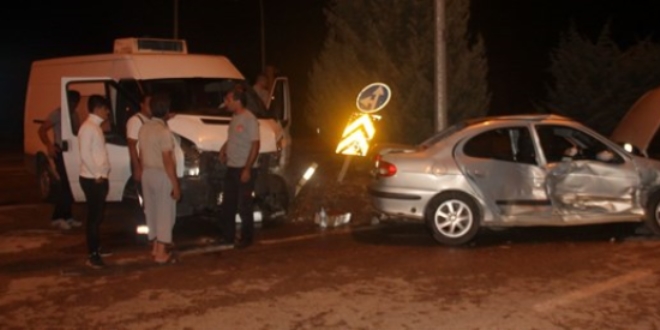 Minibüs ile otomobil çarpıştı: 1'i çocuk, 6 yaralı