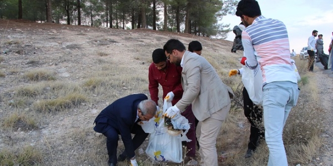 Belediye Başkanı piknikçilerin çöpünü topladı