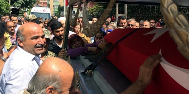 Şehit oğlunun tabutuna sarılıp ağladı