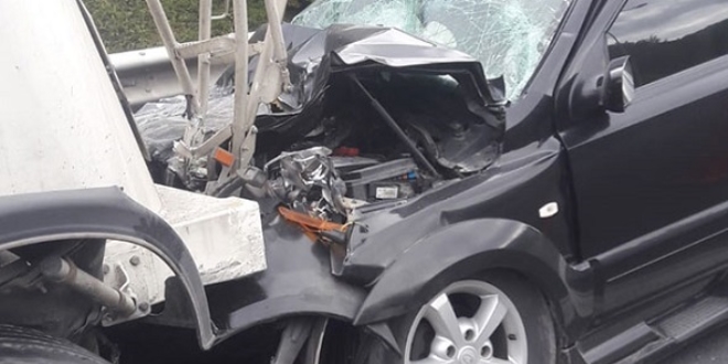 Cip, emniyet �eridindeki tankere �arpt�: 2 yaral�