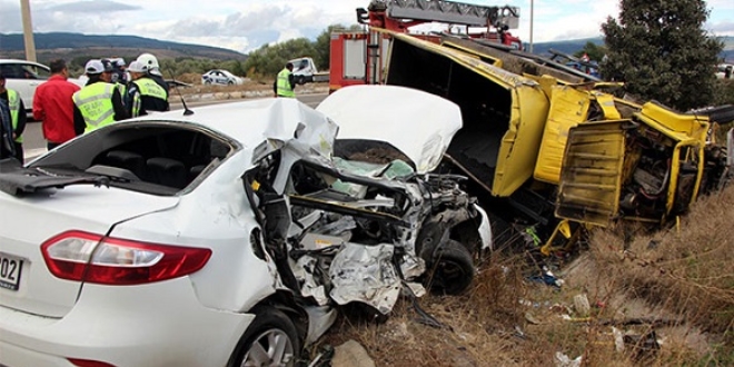 Asfalt y�kl� kamyonla otomobil �arp��t�: 1 �l�, 3 yaral�