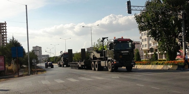 Suriye s�n�r�na askeri sevkiyat s�r�yor