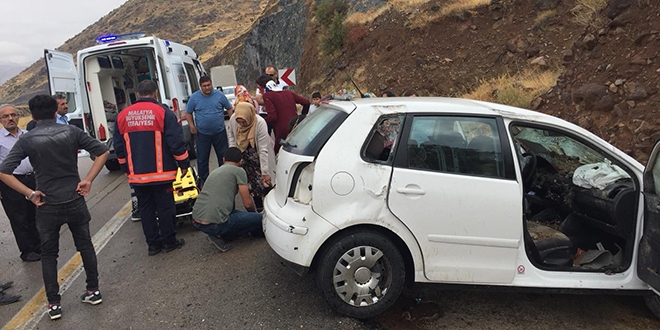Malatya'da trafik kazas geiren 2 retmen yaraland