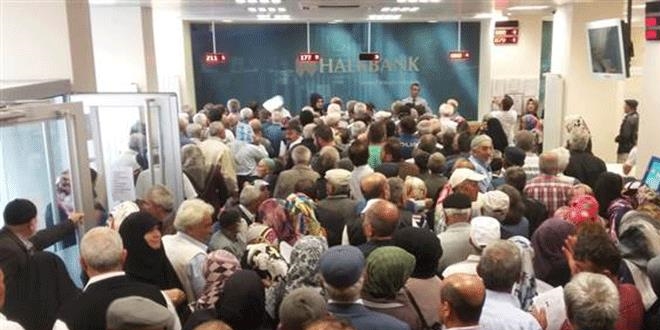 Emekliler konut i�in uzun kuyruklar olu�turdu