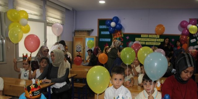 Öğretmenler, öğrenciler için sınıfı balonlarla süslediler