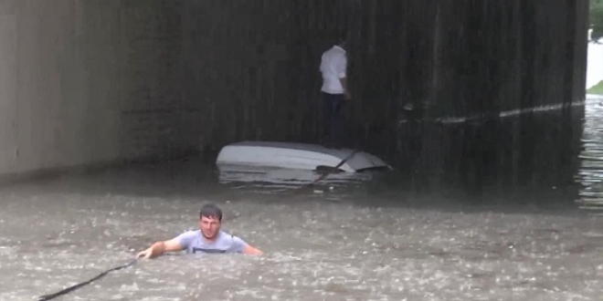 Yağmur, İstanbul'u vurdu, araçlar suya gömüldü