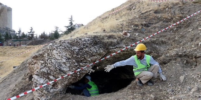 Urartu ve Roma dönemi kaya mezarları gün yüzüne çıkarıldı