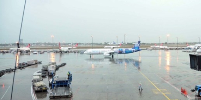 Atat�rk Havaliman�'na inen u�a�a y�ld�r�m isabet etti