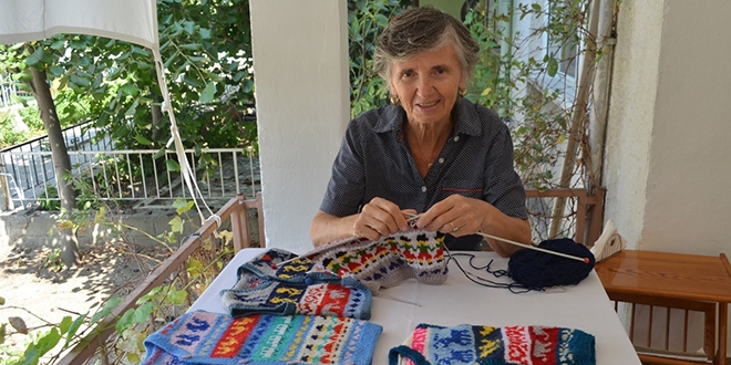 Emekli öğretmenin ördüğü yelekler burs oluyor