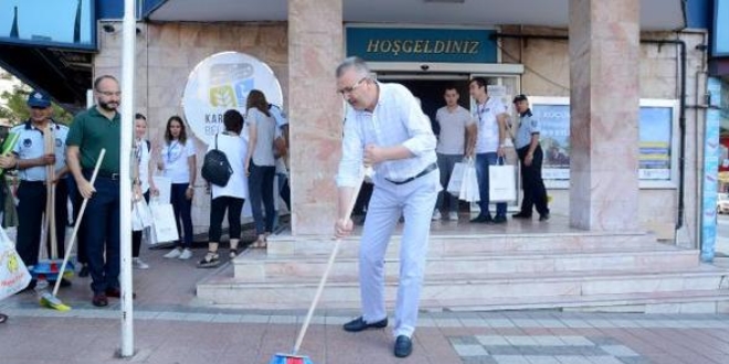 Belediye Başkanı, sokakları temizledi