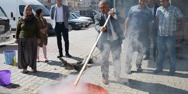 Belediye Başkanı salça kaynattı