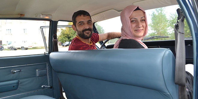 Yok böyle otomobil tutkusu! Gözü gibi bakıyor