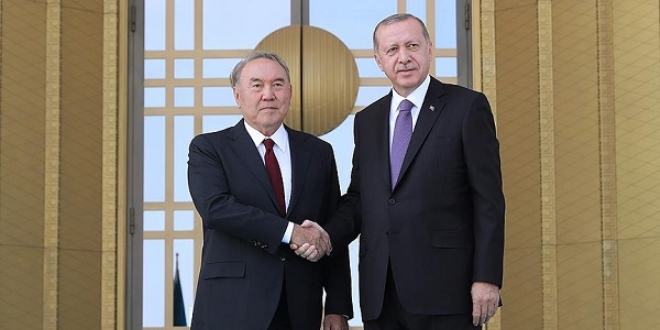 Erdoan, Nazarbayev'i resmi trenle karlad