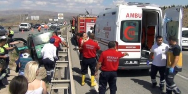 Kırıkkale'de iki otomobil çarpıştı: 9 yaralı