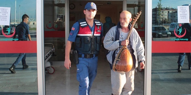 Babasının evini yaktı, sazını elinden bırakmadı