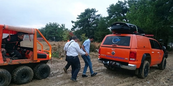 Sağanakta dağlık alanda kalanları AFAD ekibi kurt