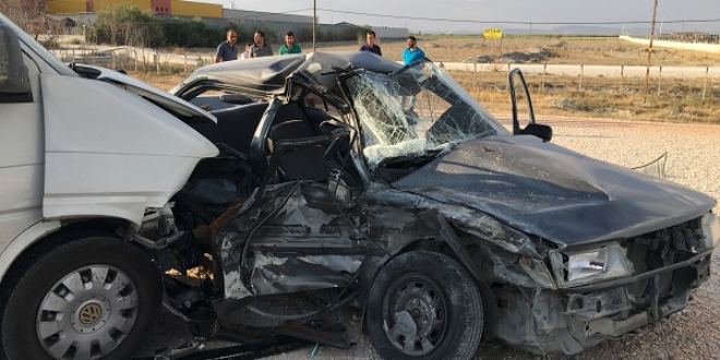 Konya'da otomobil ile minibüs çarpıştı: 2 ölü, 3 yaralı