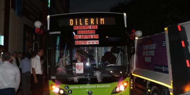 Halk otobüsü, şoför çiftin gelin arabası oldu